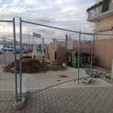 ...e notare la recinzione di un primo cantiere incompiuto